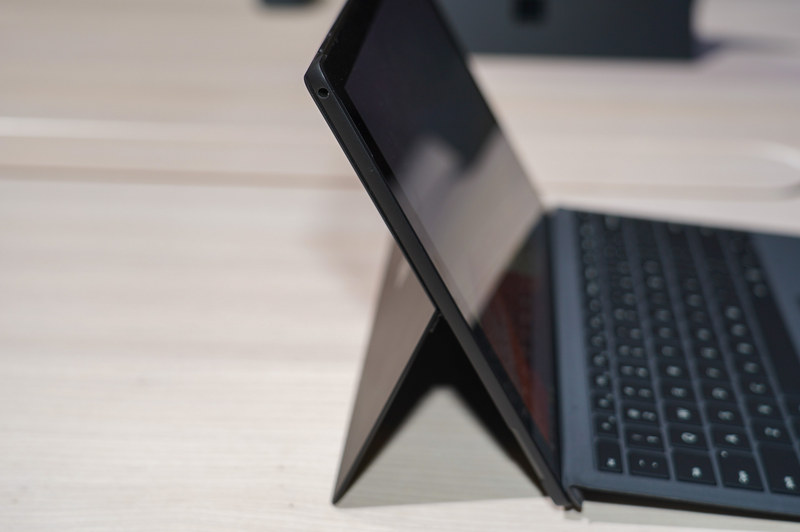 本体の左側面、ヘッドフォン端子