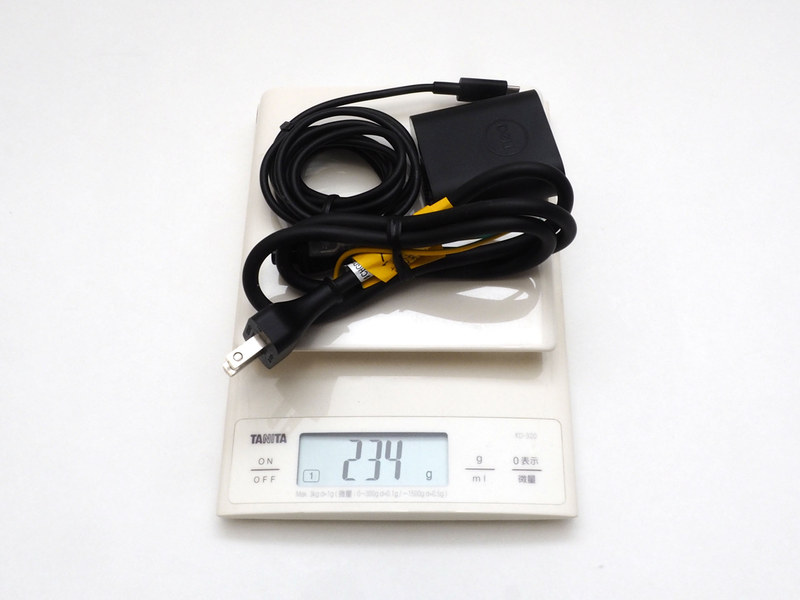 ACアダプタとケーブルで実測234g