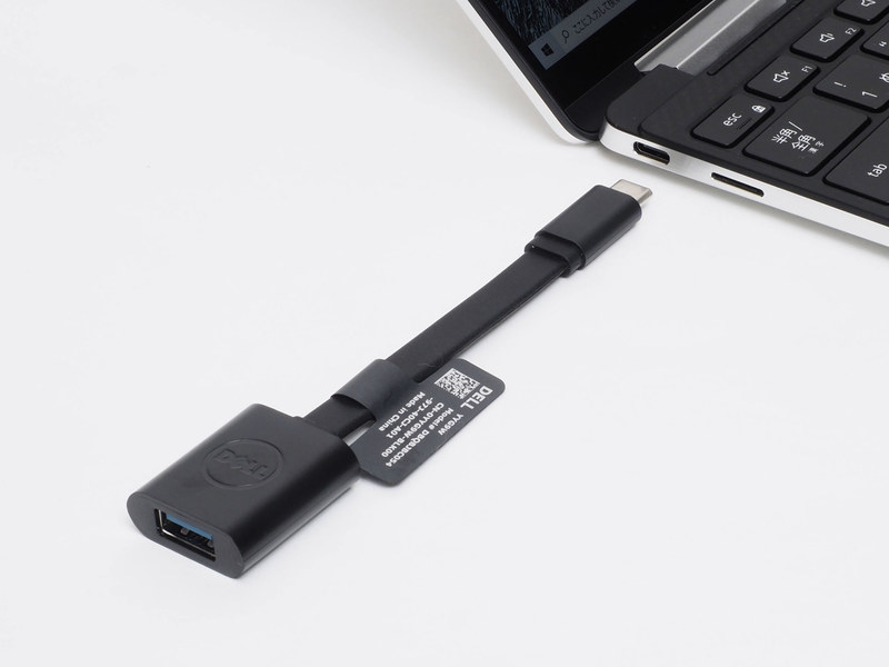 USB Type-C→Type-A変換アダプタが1つ付属する。ACアダプタは非常にコンパクト。ACアダプタにつなぐ電源ケーブル側が3極だったりやや太かったりするが比較的持ち歩きやすい。