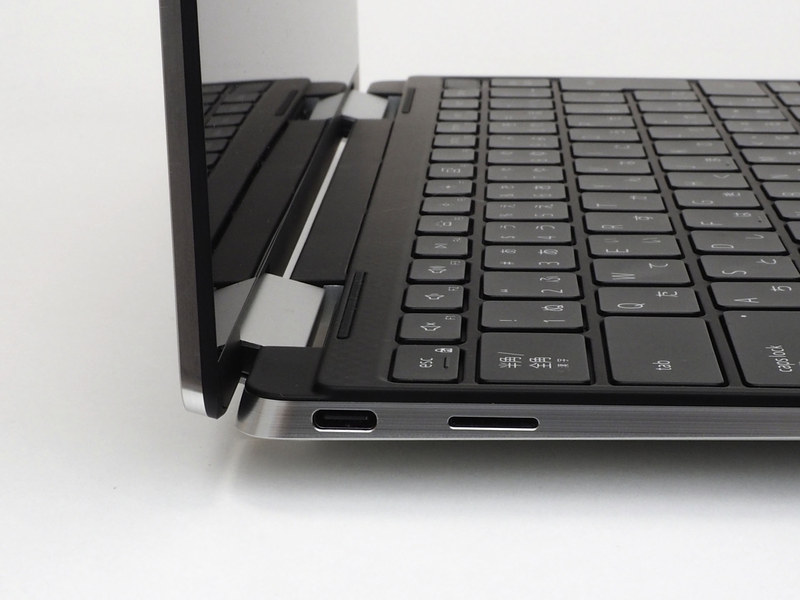 インターフェイスは左右にThunderbolt 3(CPU内蔵)が各1、そしてmicroSDカードリーダと3.5mmヘッドフォン/マイクジャックのみ