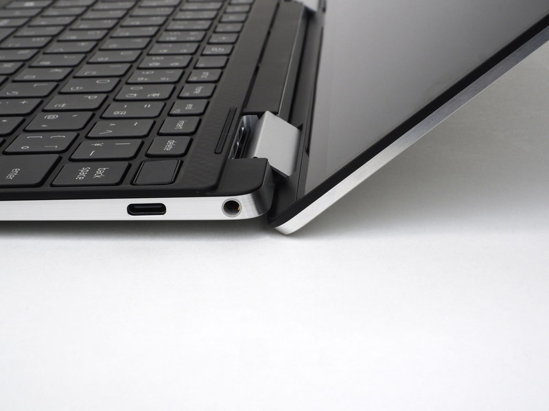 一定の角度を超えるとヒンジの角が床につき、本体側を押し上げチルト角がつく