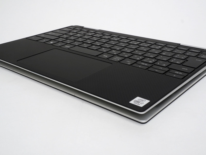 フラット感の高いキーボードは、タブレットモード時にふれても違和感を抑える