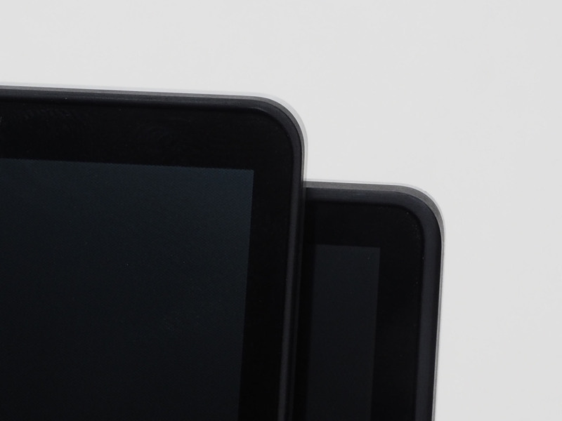 ベゼルのヘリの部分がスリム化されさらに狭額縁に