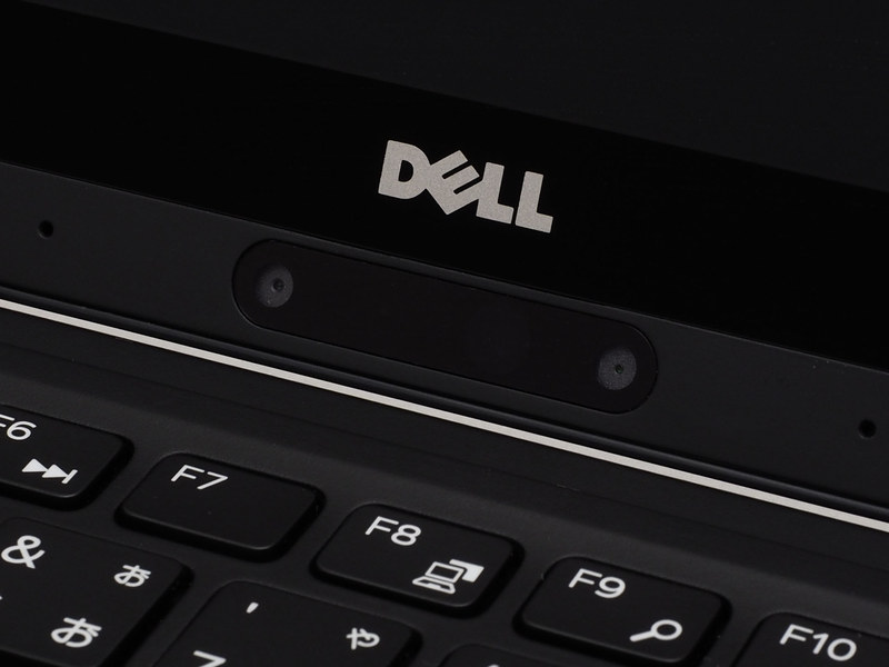 旧モデルでは上部ベゼル内に収められず下部ベゼルに搭載されている