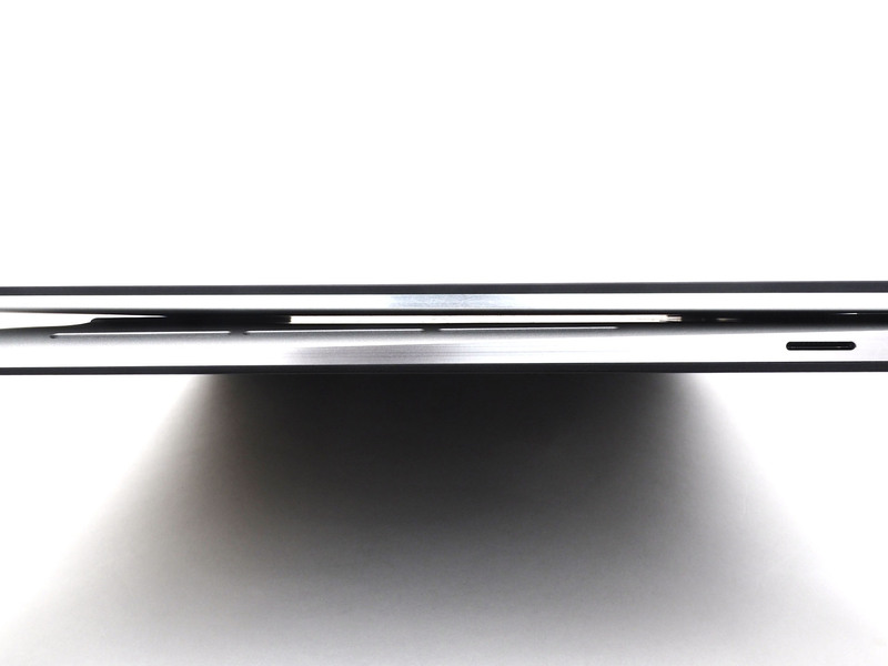 タブレットモード時にはゴム脚によってわずかな空間ができ放熱を助ける