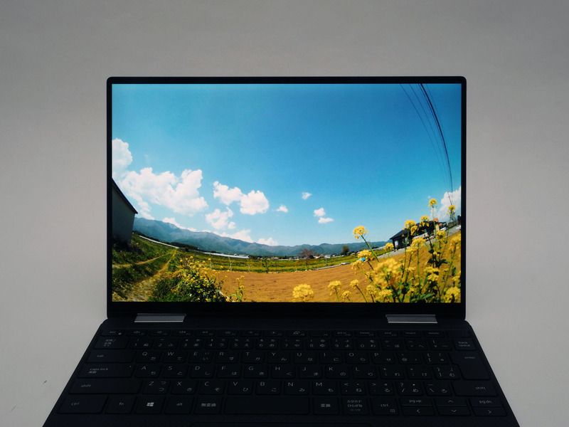 液晶パネルはタブレットモードもある点でやや光沢かつ視野角・色味がよい