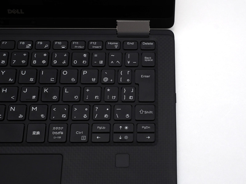 上が新モデル。右上に電源/指紋センサーが設けられたほか、主要なキーのピッチが統一された