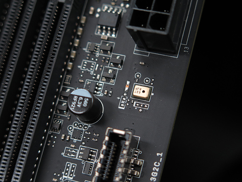 穴が空いている部品が、騒音を拾うマイクのようだ