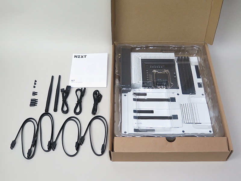 マザーボードや付属品は茶箱に収められている