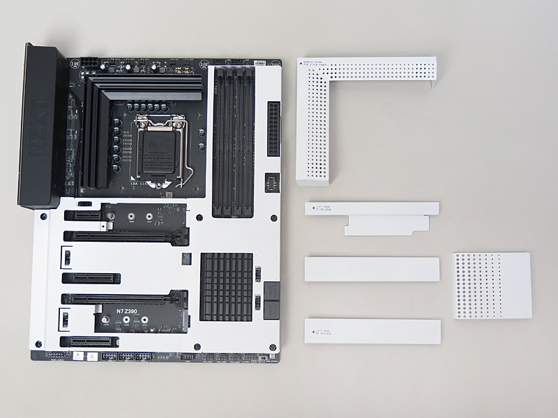 M.2スロットカバーやVRMカバー、チップセットカバーを取り外したところ