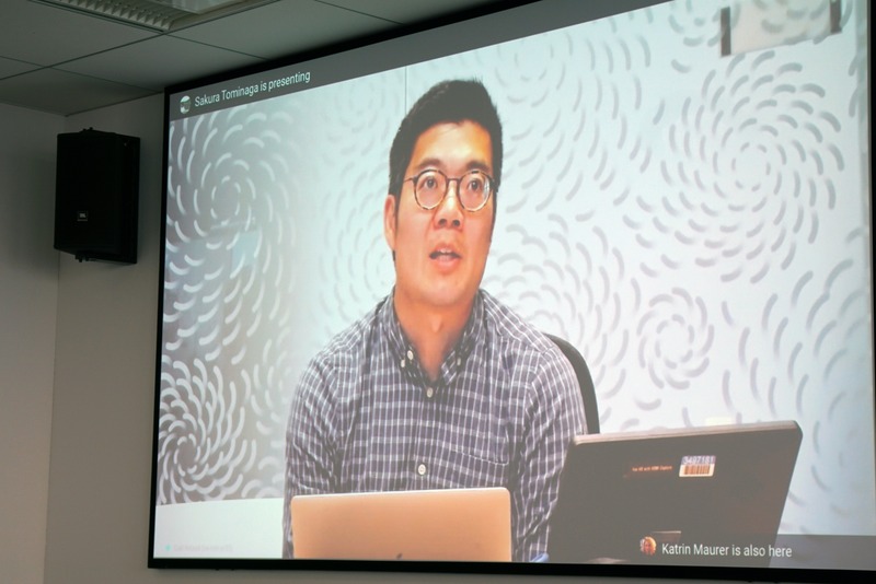 Google レンズの開発を担当しているGoogle グループプロダクトマネージャーのLou Wang氏。会場からWebカメラを通してGoogle レンズを説明