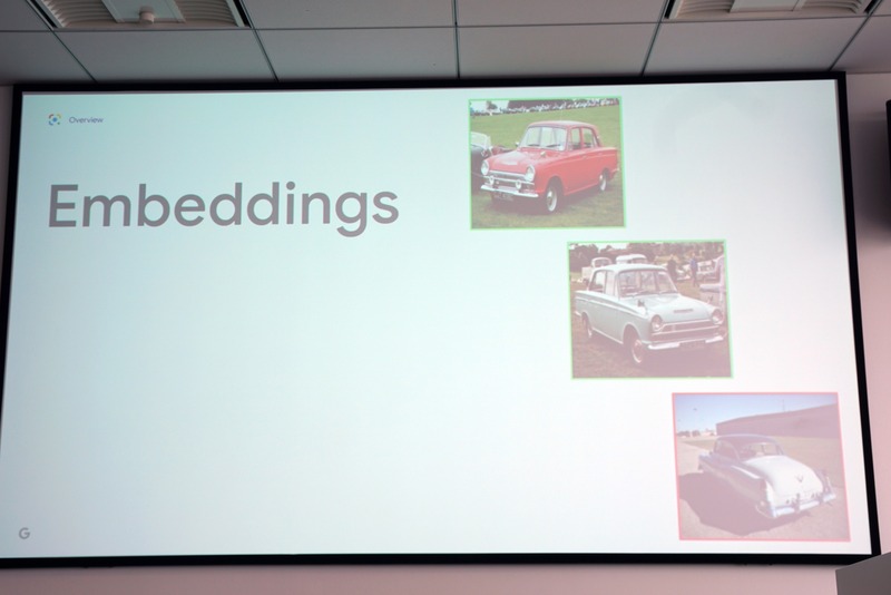 「分散表現(Embeddings)」では画像の特徴を数値で表現し、類似する画像と比較する。上の2つの画像は類似性が高いが、一番下の画像は赤い車の画像に比べると前後の向きも異なり、判断材料としては劣る