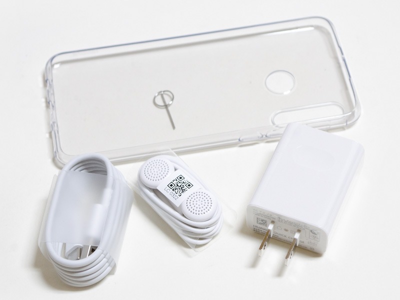 付属品は、イヤフォン、USBケーブル、ACアダプタ(5V/2A、9V/2A)、イジェクトピン、ケース