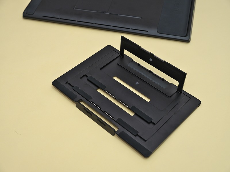 付属のモバイルスタンド(ACK62701K)。折りたたむと板状になるので持ち運びには便利。開いた状態で固定するストッパーがなく、本体に装着するというよりは、スタンドに本体を載せるかたちになります