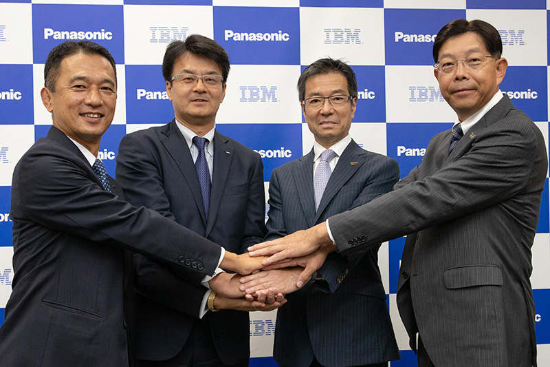 左から日本アイ・ビー・エム株式会社 専務執行役員 エンタープライズ事業本部 パナソニック エンタープライズ事業部長 武藤和博氏、同社代表取締役社長 山口明夫氏、パナソニック株式会社 代表取締役専務執行役員 コネクティッドソリューションズ社 社長 樋口泰行氏、同社 上席副社長 プロセスオートメーション事業部 事業本部長 兼 パナソニック スマートファクトリーソリューションズ株式会社 代表取締役社長 青田広幸氏
