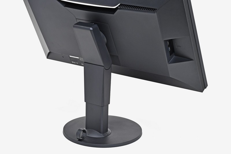 スタンド底面には左右それぞれ172度、合計344度の範囲で回転するスイーベル機構を備える