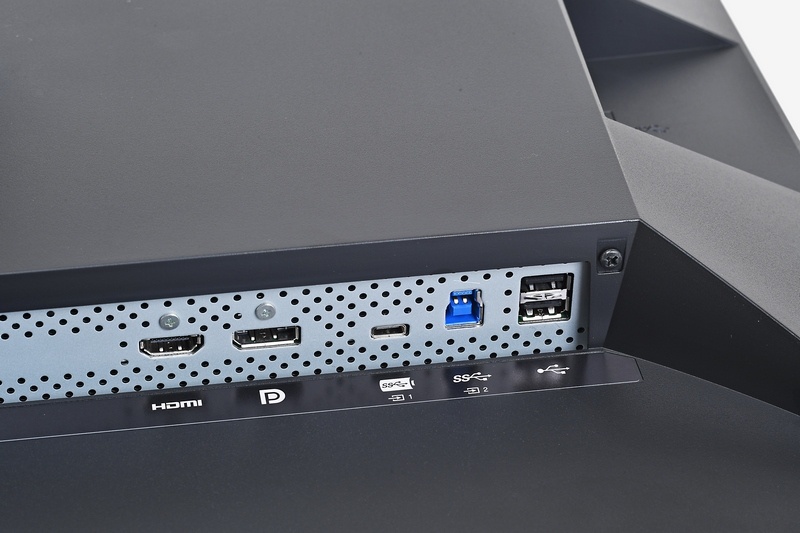 映像入力端子は、HDMI、DisplayPort、USB Type-Cの3系統。このほか、4ポートのダウンストリームポートによるUSB Hub(USB 2.0×2、USB 3.0×2)機能も備える