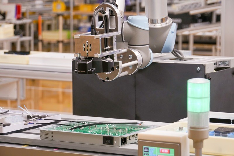 組み立てラインの一部は、カメラなどを使った検査を行なう