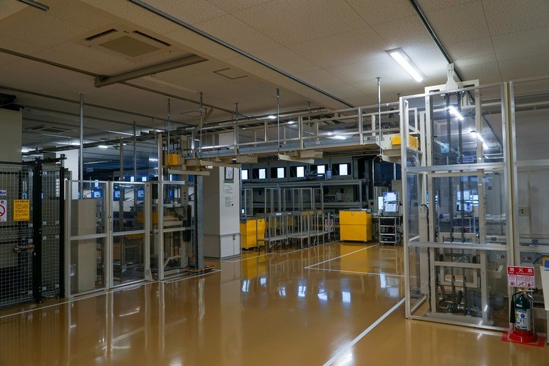 組み立てられた製品は、隣のエージングおよび調整の工程へと移される