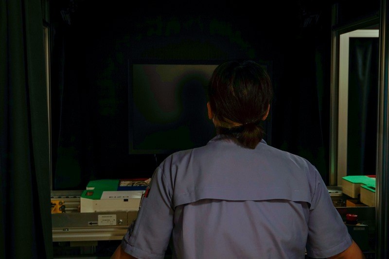 最終的な検査は人の目で行なわれる。この最終検査でEIZOクオリティを確認し、パスしたもののみが出荷される