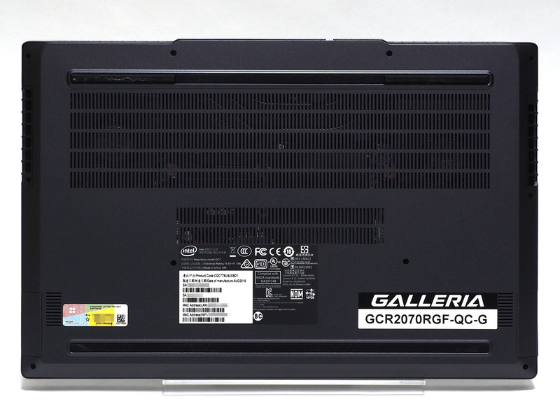 上半分を大きく吸気口とし、その下にもやや小さい吸気口と、冷却にはかなりの面積を用いている