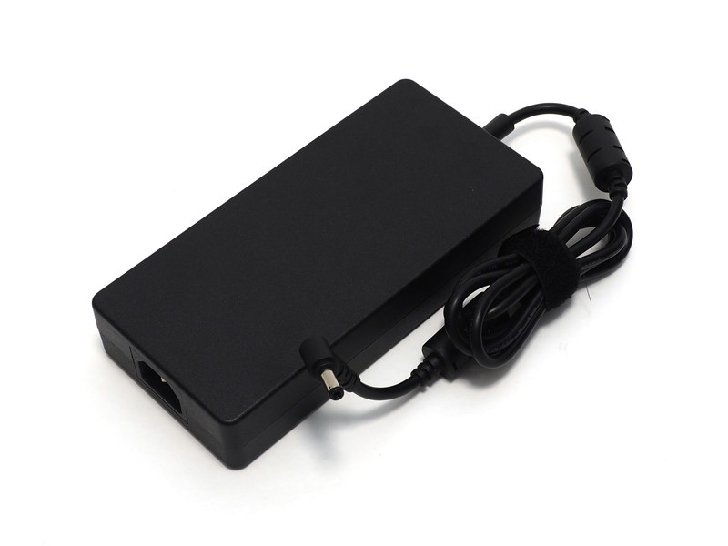 定格230WのACアダプタは大きめ。サイズは約175×85×32mmほどで641g