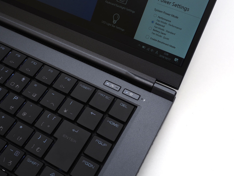 右上の2つのボタンのうち左側が電源モードの切り換えボタン。トグル式に切り換わり、発光するLEDが多いほど高性能