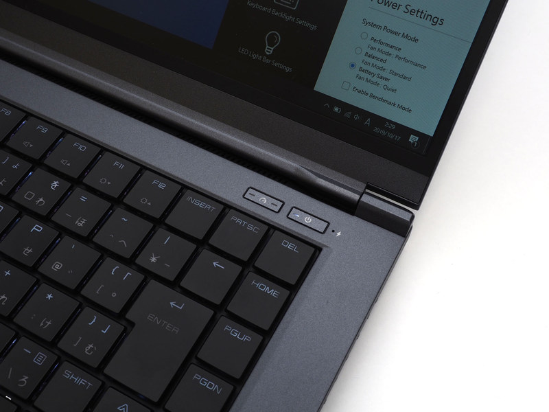 右上の2つのボタンのうち左側が電源モードの切り換えボタン。トグル式に切り換わり、発光するLEDが多いほど高性能