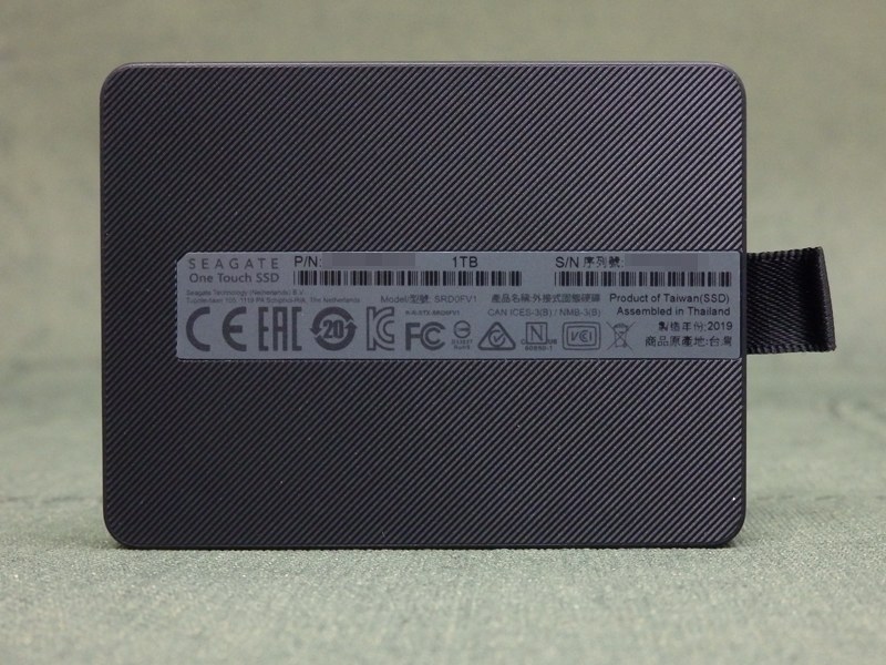 本体背面に製品名やシリアルなどが記載