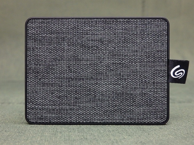 本体表面はファブリック素材で覆われている