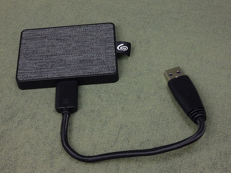 ケーブルは収納できず、持ち運びのさいかさばる