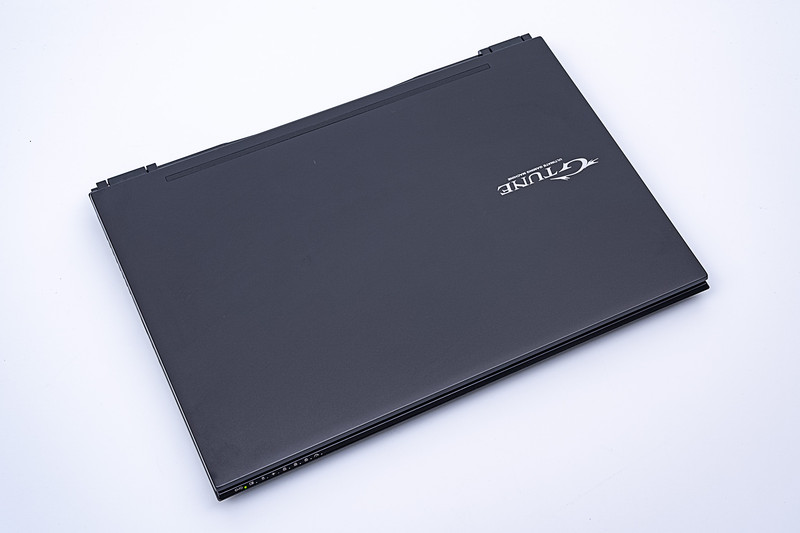 筐体はブラックで統一されている。天面にはシンプルなロゴがある