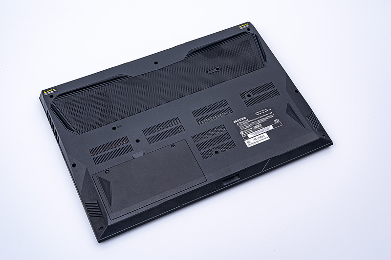 底部。奥側のメッシュカバー内に、冷却用のファンが2基見える