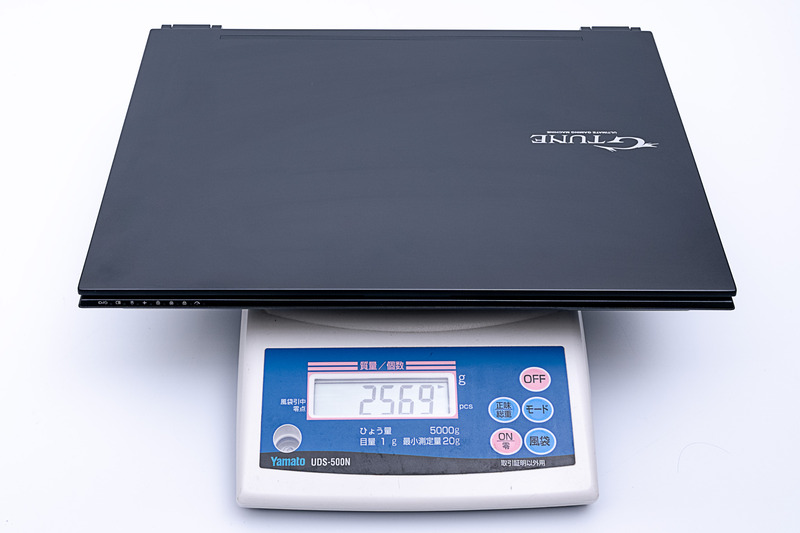 筐体の公称重量は約2.6kg。実測では2569gで、わずかに公称値よりも軽かった