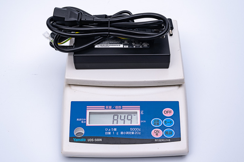 ACアダプタの出力仕様は230W。実測サイズは約153×75×30mm、実測重量は849gだった。超大型というほどではない