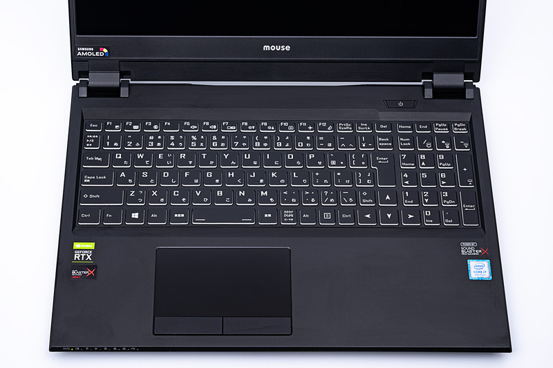 テンキー付きのキーボードを搭載。主要キーのキーピッチは約18mm、キーストロークは約1.8mmという仕様だ