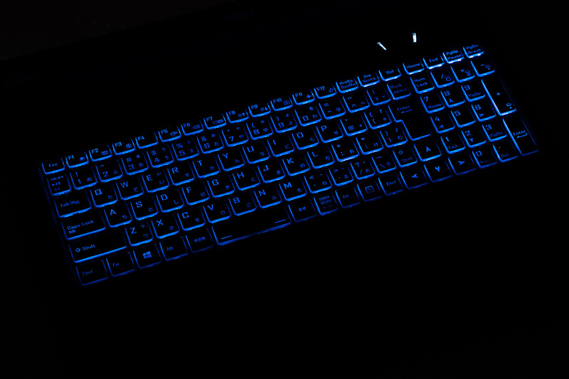 RGB LEDのバックライトを搭載している。すべてのキーが同色に光るタイプ