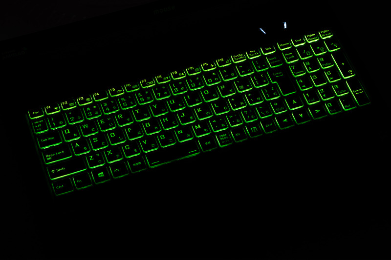 RGB LEDのバックライトを搭載している。すべてのキーが同色に光るタイプ