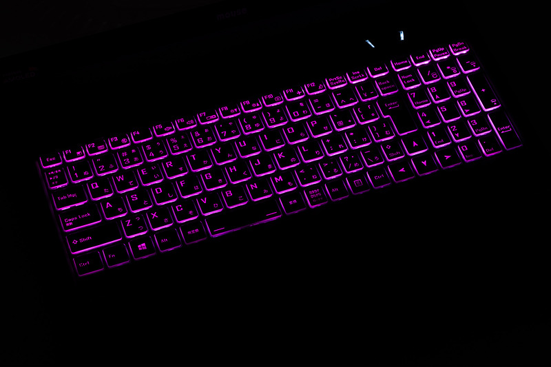 RGB LEDのバックライトを搭載している。すべてのキーが同色に光るタイプ