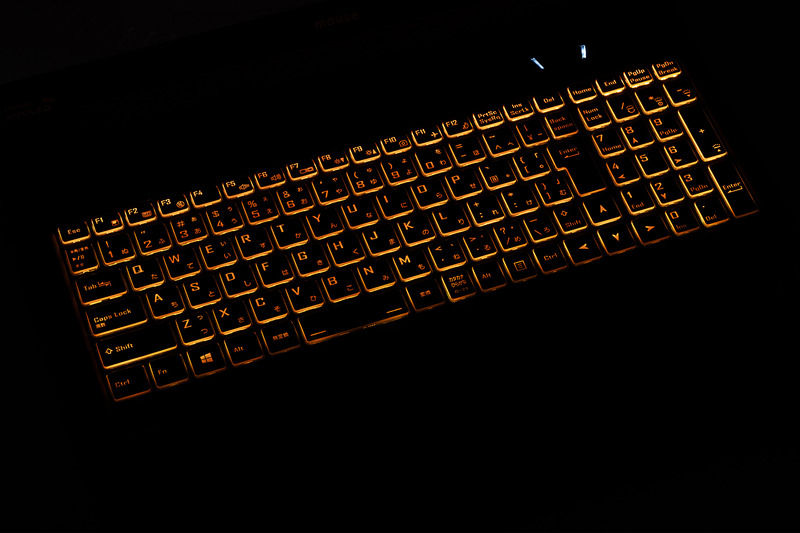 RGB LEDのバックライトを搭載している。すべてのキーが同色に光るタイプ