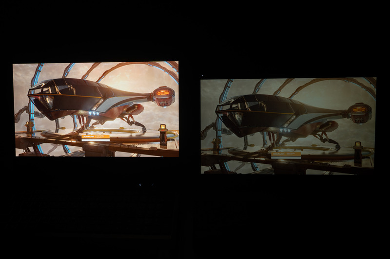 右は公称輝度220cd/平方mのモバイルディスプレイ。3DMark/Port Royalのロード画面を複製表示させている。違いは明らかだ