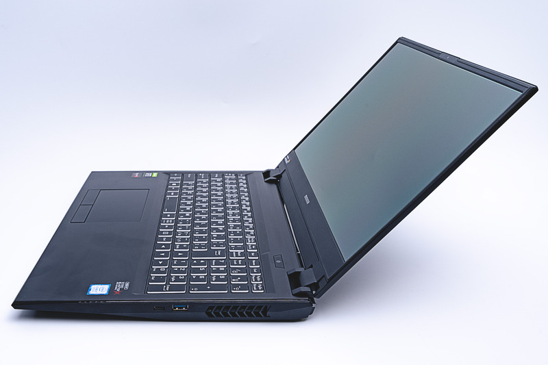 画面の角度は最大130度まで開く