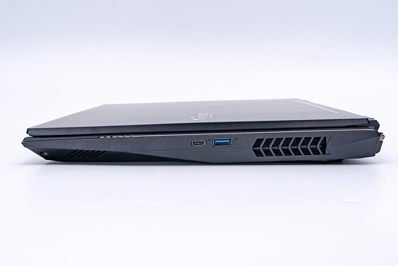 右側面。USB 3.1 Type-CとUSB 3.0がある