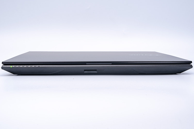 前面部はSDカードスロット(SDXC対応)を装備。デジタル一眼カメラで対応が進む高速規格のUHS-IIに対応している