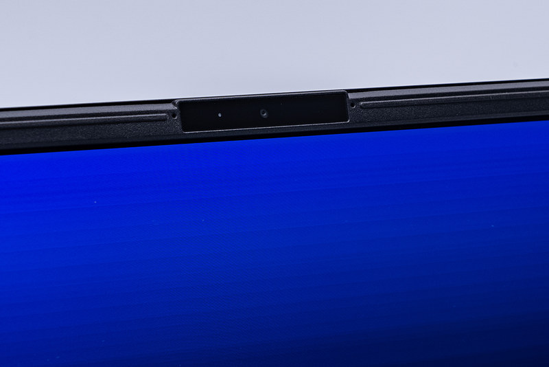 上部には画面の上ベゼルには約100万画素のWebカメラ、デュアルアレイマイク、顔認証対応IRカメラを装備している