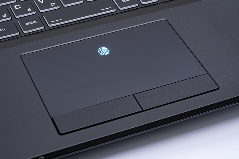 指紋センサーはタッチパッドの中央上部。使用するときだけライトアップされて浮かび上がる