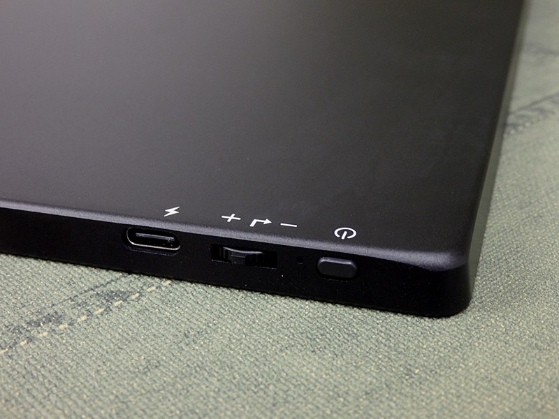 右側面は給電用USB Type-C、ジョグダイヤルと電源/キャンセルボタン