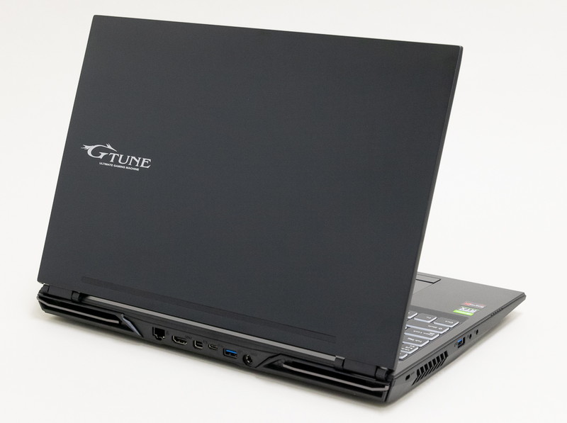 天板は妙な切り返しのないシンプルなデザイン。一見単なる平板のようだが、上部に向けて絶妙なアールが付いている