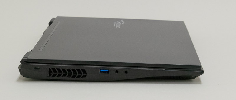 本体側面は後ろ半分が内部を冷却するための通気口になっているため、インターフェイスはやや手前寄りに配置されている。左側面にはUSB 3.0のほかオーディオ系入出力端子を配置。右側のヘッドフォン端子はCTIA準拠の4極プラグ対応なので、スマートフォン用やゲーム機用のヘッドセットがそのまま接続できる