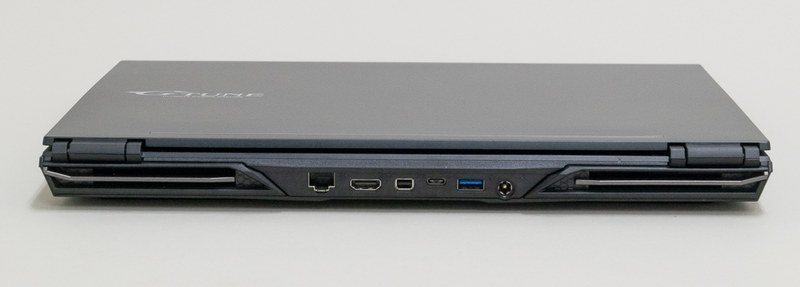 背面はGigabit Ethernetのほか、HDMIやMini DisplayPort出力などの画面出力系をまとめて配置。こちらのType-CもUSB 3.1対応だが、DisplayPort Alt Modeをサポートしているゆえに画面出力が可能